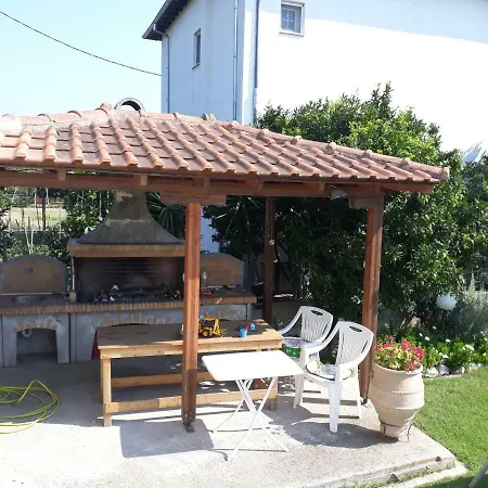 The Green Garden By The Sea! Holiday home