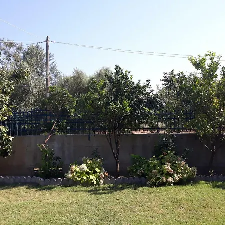 The Green Garden By The Sea! Holiday home